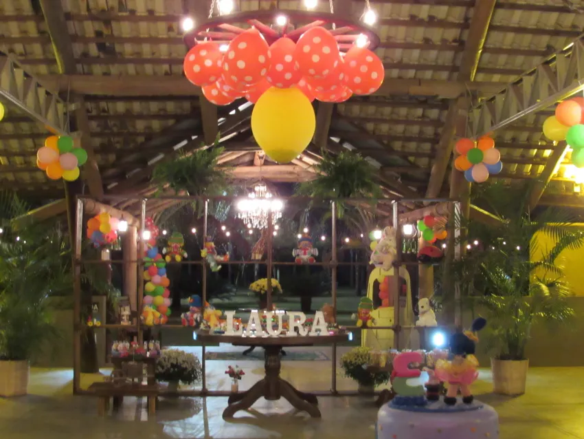 Salão decorado com balões coloridos para festa de aniversário