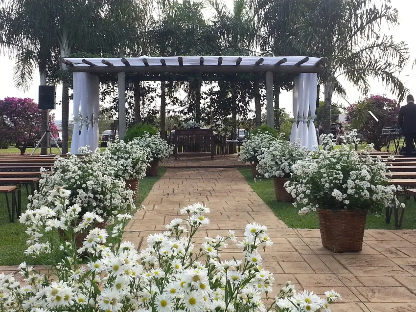 Corredor de cerimônia ao ar livre entre arranjos de flores brancas