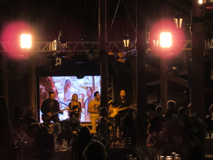 Banda tocando no palco do salão durante a festa