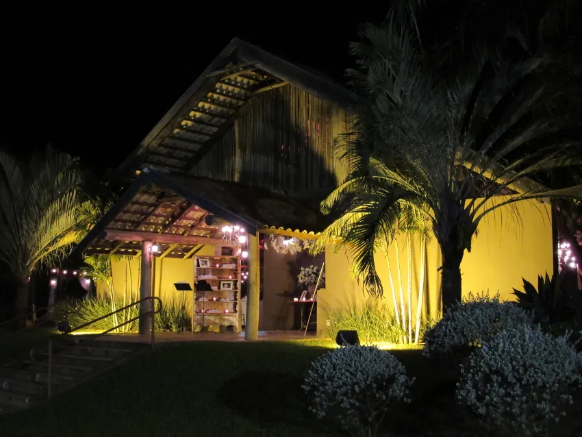Sede iluminada à noite vista do jardim