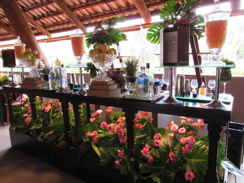 Bar montado com bebidas e arranjos de flores