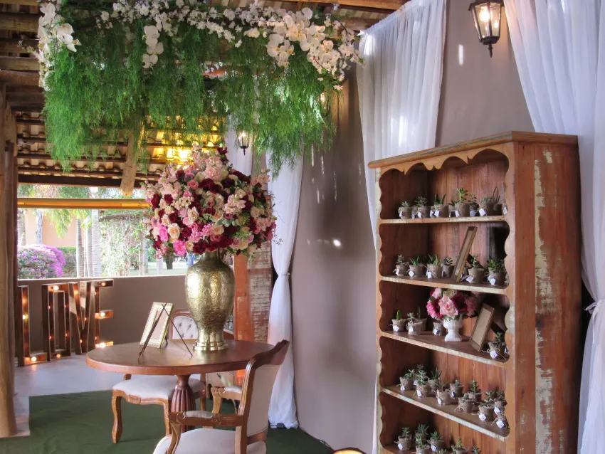 Adega decorada com flores e cortinas no interior do salão